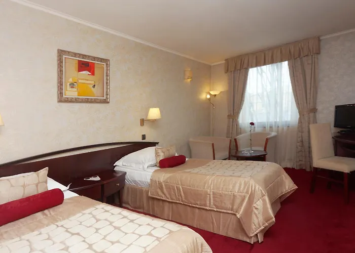 Capitol מלון וארנה